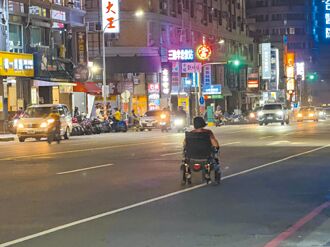 高雄 人行道遭占用 輪椅族與車爭道