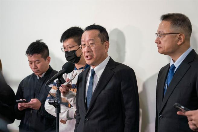  顾部长强调，潜舰国造是提升国防战力的重要计画，盼能获委员支持。
（军闻社记者吴东升摄）