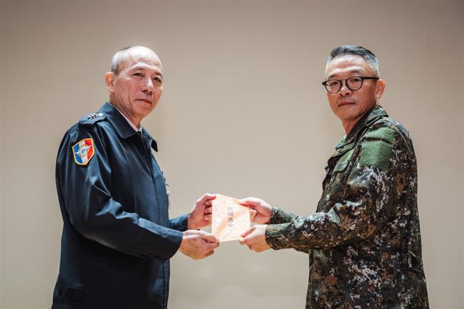  梅总长颁奖表扬招募绩优单位与人员。
（军闻社记者陈彦桦摄）