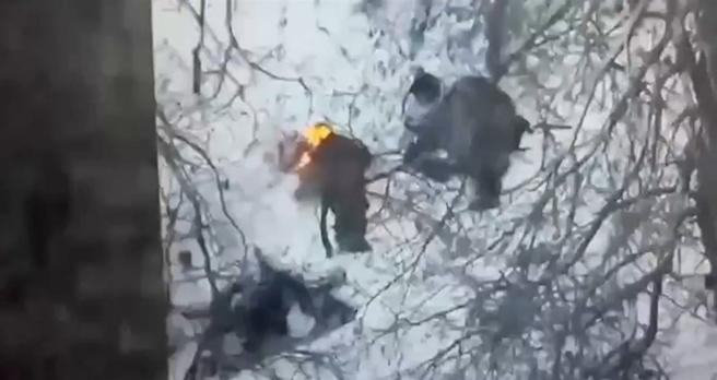 北韓士兵在陣亡後，被俄軍以火破壞面部特徵，意圖掩蓋其行徑。（取自烏國總統澤倫斯基「X」帳號）