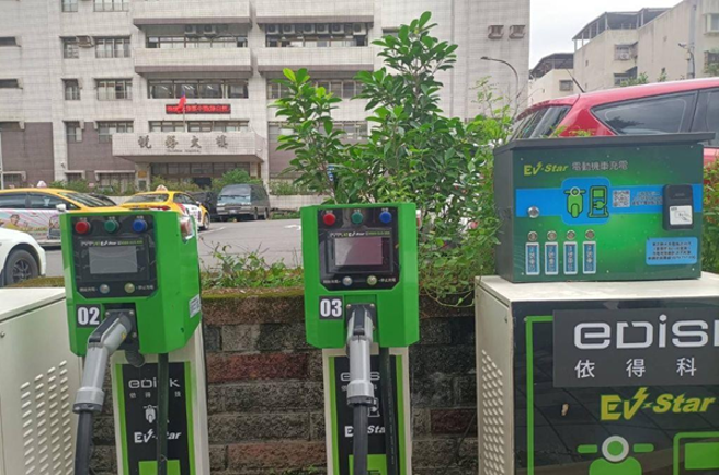 基隆税务大楼前的电动机车充电站。(图片来源/基隆市环境保护局提供)