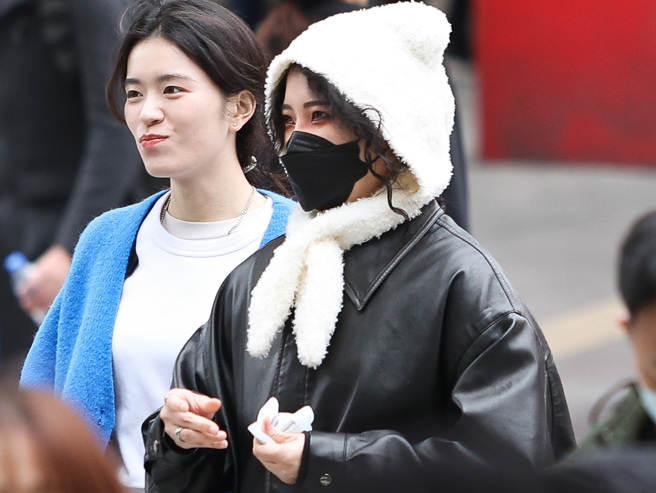 专家分享，分层穿衣服可以形成空气层增加保暖性，能更有效保持热量。（资料照）