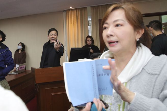 立法院内政委员会19日审查客委会预算，担任召委的国民党立委徐欣莹迟迟未现身，国民党宣称徐身体不适，改由立委黄建宾代理召委，引发民进党立委不满，国民党立委牛煦廷（左）与民进党立委郭昱晴（右）争论议事规则。（黄世麒摄）