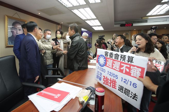 立法院内政委员会19日审查客委会预算，担任召委的国民党立委徐欣莹迟迟未现身，国民党宣称徐身体不适，改由立委黄建宾（左二）代理召委，引发民进党立委不满，双方在主席台上僵持理论。（黄世麒摄）