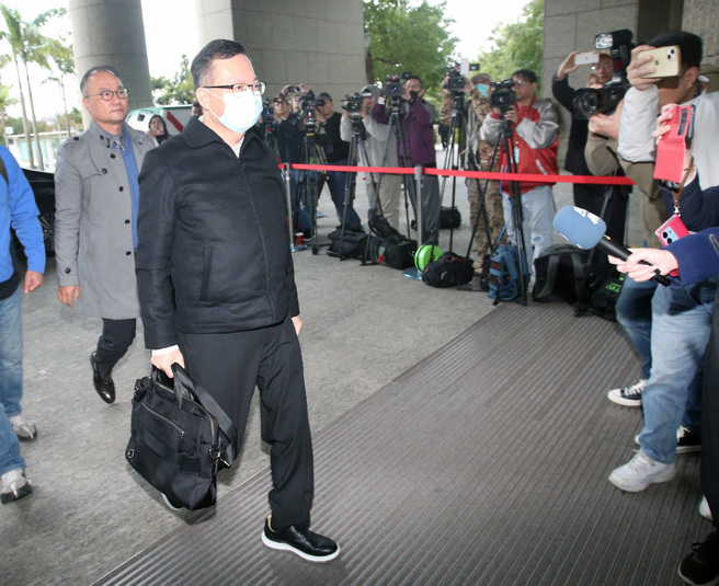 桃園地院審理前桃園市長鄭文燦收賄案，鄭文燦（前）19日在律師陳永來（後）陪同下出庭應訊。（范揚光攝）