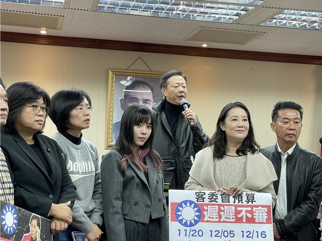 立法院内政委员会今日表订早上9点开会，并审查客委会预算，未料徐欣莹未到，民进党立委不满拿起标语牌，抗议国民党迟迟不审客委会预算。（蔡佩珈摄）