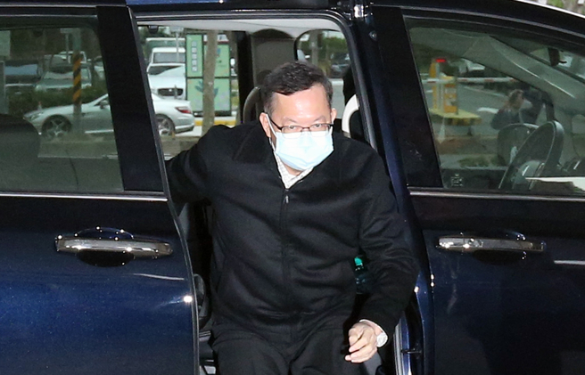 桃園地院審理前桃園市長鄭文燦收賄案，鄭文燦在獲釋112天後首度現身。（范揚光攝）