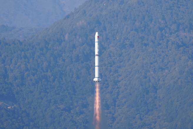 大陸在今年1月9日發射搭載「愛因斯坦探針衛星」的長征二號丙火箭。（圖 / 中新社）