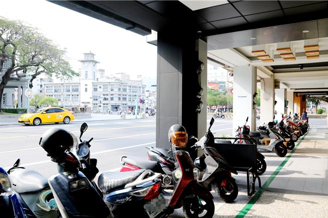 台南市宣布2025年元旦起，所有騎樓原則上開放停車。（台南市政府提供／程炳璋台南傳真）