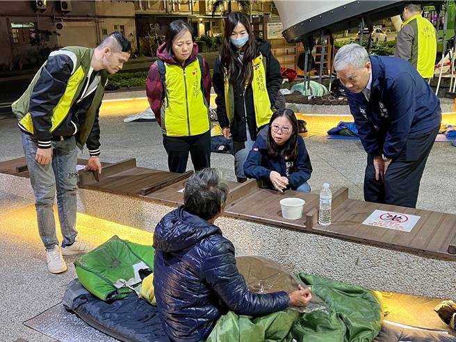 社會局長蔡宛芬（右二）關心街友露宿並鼓勵至街友中心安置。（高雄市社會局提供／林雅惠高雄傳真）