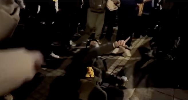 冬季青鸟现场活动有抗议群眾「碰瓷」倒地。（取自田方伦脸书）