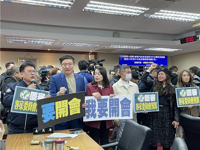 国民党立法院党团书记长林思铭率同党立委手持标语牌进场，指控民进党罢审客委会预算。（蔡佩珈摄）