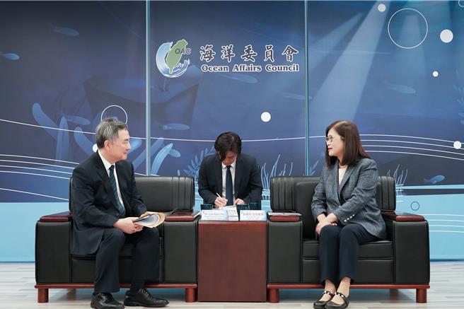 韩国驻台代表李殷镐（左）与海洋委员会主任委员管碧玲18日会谈，管碧玲期望未来进一步深化两国在海洋议题上的交流与伙伴关系，开创更多海洋资源与文化交流的契机。（海委会提供／林瑞益高雄传真）