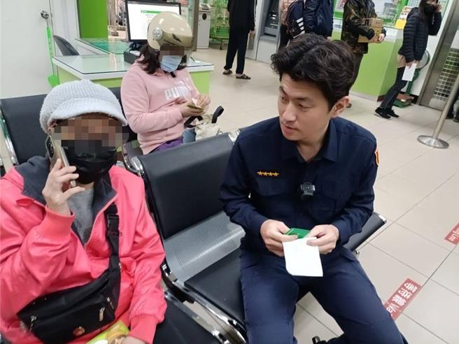 坠情网！情人寄包裹却卡关，42岁的菲籍女子欲匯美金200元手续费至不明帐户，行员即报警拦阻。（警方提供／廖姮玥桃园传真）