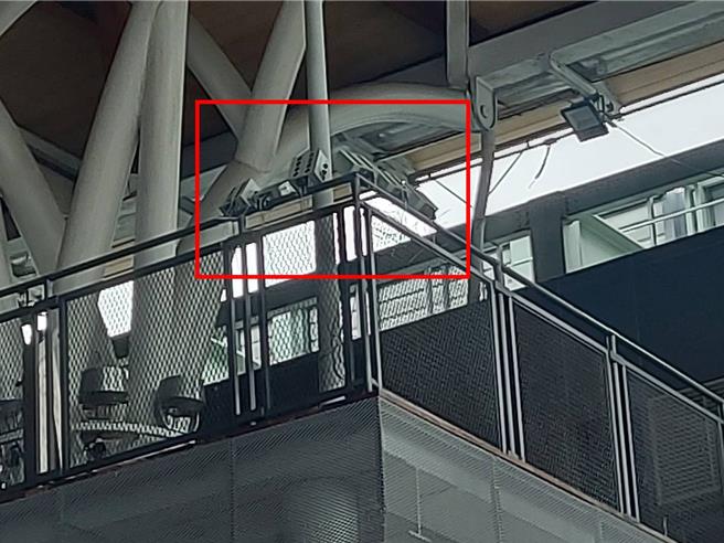 位于基隆市的基隆城际转运站顶部有相当多的木制及钢构梁柱，鸟类栖息也产生鸟粪问题，基市府交通处已设立多台驱鸟器，希望能解决问题。（基市府交通处提供／徐佑升基隆传真）