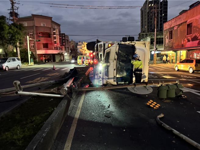 新竹市代天府附近西滨公路旁19日凌晨发生一起大货车酒驾翻覆车祸。（翻摄照片／王惠慧新竹传真）