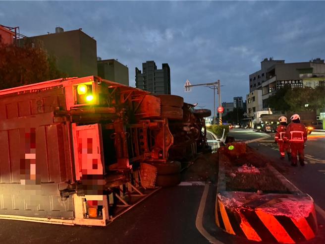 新竹市代天府附近西滨公路旁19日凌晨发生一起大货车酒驾翻覆车祸。（翻摄照片／王惠慧新竹传真）