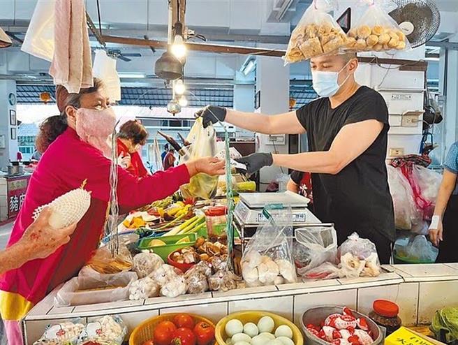 市府经发局表示，这次还纳入辖内59个公有市场的店家加入，民眾到菜市场买菜也能参加抽奖。（台南市政府经发局提供／张毓翎台南传真）