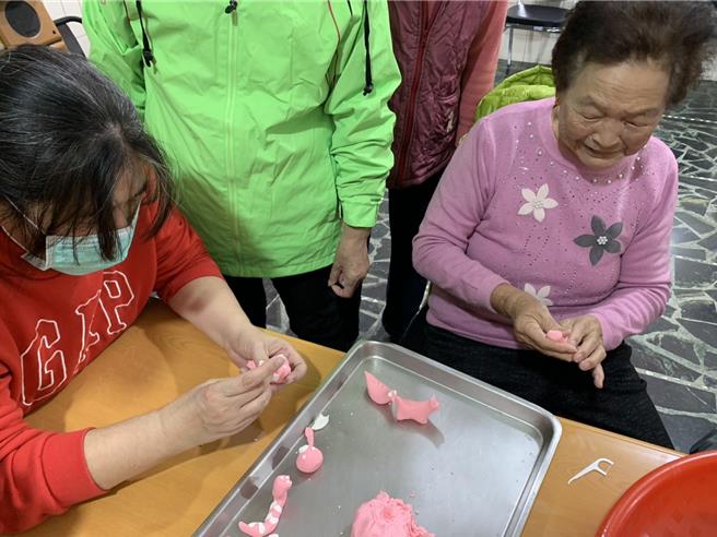 居民不仅制作鸡母狗仔，还用米食和麵团捏出许多可爱小动物。（张铠乙摄）