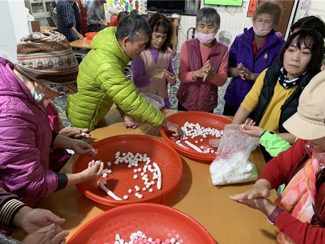 居民不仅制作鸡母狗仔，还用米食和麵团捏出许多可爱小动物。（张铠乙摄）