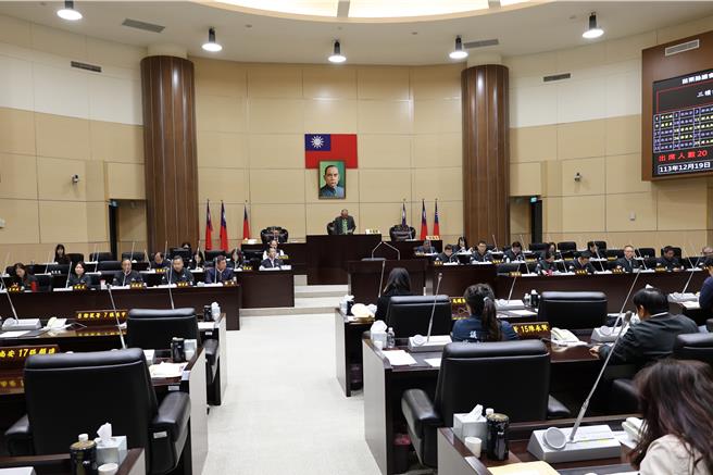 苗栗縣議會臨時會通過挖掘道路管線自治條例修正案。（謝明俊攝）