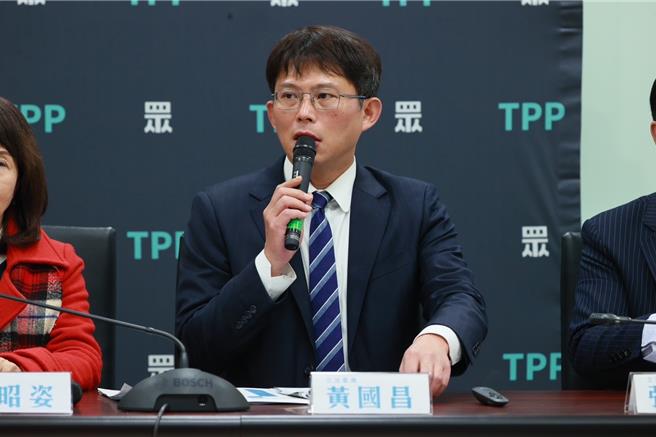 民眾党立院党团总召黄国昌今（19）日强调，明天选罢法处理的是连署加严版本，民眾党会团进团出投下支持票，呼吁民进党别再散布谣言、搞认知作战。（民眾党团提供）