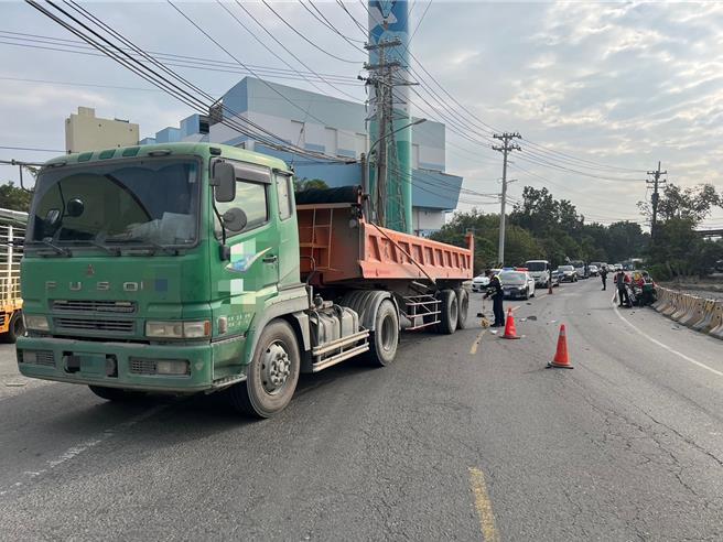 18岁何姓男大学生骑乘机车过弯时自摔，与一部联结车碰撞，当场失去生命迹象，送医急救后仍宣告不治。（高雄市警方提供／林雅惠传真）