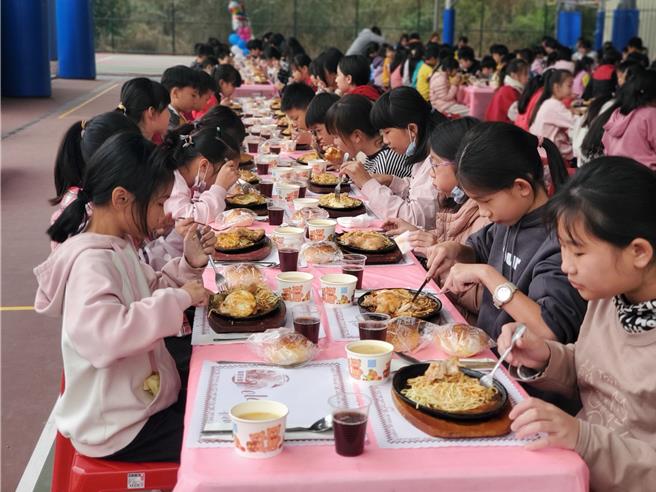 多数学生舍牛排选择吃鸡排，原因是鸡排比较大。（周丽兰摄）