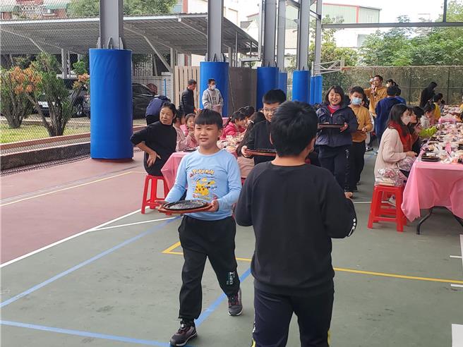 许多小朋友意犹未尽还要加麵。（周丽兰摄）