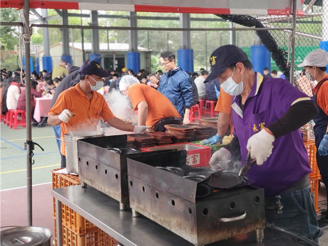 配菜公司出动5人现煎各种肉排及送餐。（周丽兰摄）