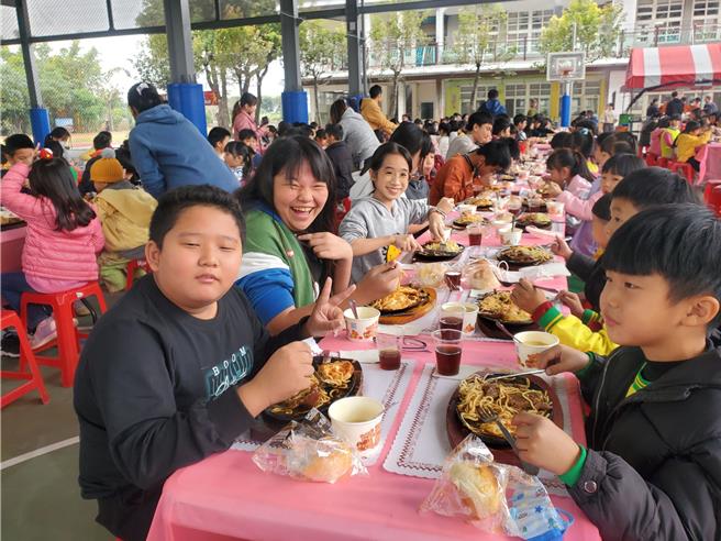 耶诞氛围瀰漫，小朋友吃得很开心。（周丽兰摄）