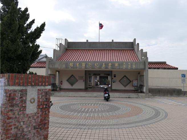 云林县口湖乡「郑丰喜纪念图书馆」传递不向命运低头的精神，口湖乡公所19日表示图书馆」已有近40年歷史，将请建筑师规画重建。（张朝欣摄）