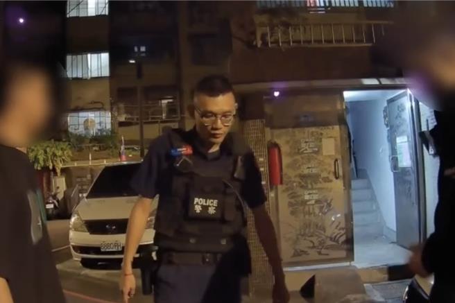 新北市中和區34歲陳姓男子12日晚間，喝得醉茫茫在路上閒晃，看見25歲洪姓男子將賓士車違停在自家附近的紅線，遂因此理智斷線，持安全帽與滅火器暴打賓士的擋風玻璃。（中和警分局提供）