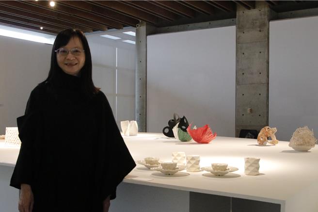 来自台湾的手作职人廖美文，首次参赛「2024台湾国际陶艺双年展」即获入选佳绩，其作品《聚》创作手法繁复，像纸张被巧妙精密地折出成形让人好奇，仔细一看才发现是陶瓷艺术。（陶博馆提供）