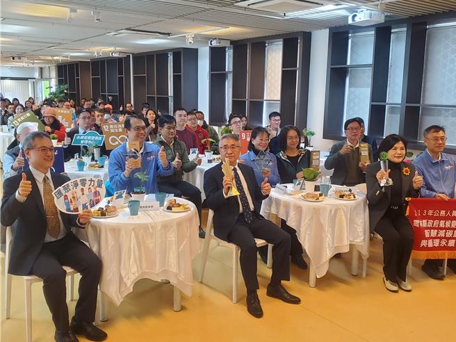 云林县府及云科大今（19日）在云科大产学大楼举办云林净零永续成果展。（周丽兰摄）