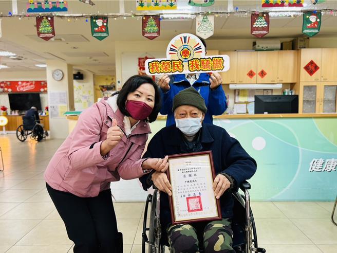 榮民于伯伯（右）居住在新竹榮家10年，因有感多名住民長者因長期臥床導致皮膚受損，貢獻大愛捐贈8床氣墊床，盼幫助到其他弱勢住民。（新竹榮家提供／王惠慧新竹傳真）