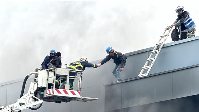 中部倉儲大火，消防員遭疑雲梯車為何不能更靠近，引起討論。（圖／潘虹恩攝）