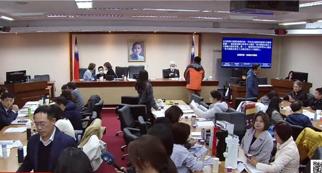 國民黨籍召委徐欣瑩因生病未到場，盼由藍委黃建賓代理召委，綠委卻不埋單，認為應由輪值召委張宏陸代理，委員會空轉一上午，而下午2點30 分《地方制度法》修正審查，雙方仍為召委由誰代理僵持不下，委員會繼續呈現空轉。（摘自立法院直播）