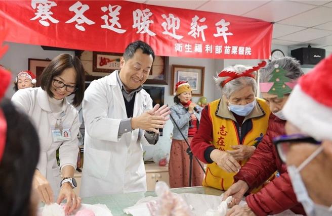 结合国人传统冬至吃汤圆的习俗，部苗院长徐国芳(左二)曾怡桦主任(左一)陪长者们搓汤圆同欢。（卫福部苗栗医院提供／吕丽甄苗栗传真）