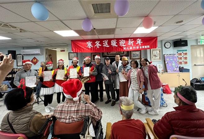 部苗院长徐国芳(右四)颁发感谢状，感谢苗栗县街头艺人精采演出，让长者感受到温暖关怀和节日欢乐氛围。（卫福部苗栗医院提供／吕丽甄苗栗传真）