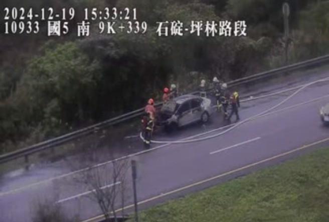 國道五號北上9.4公里處，下午3時許發生火燒車事件，所幸車上3人及時逃生，火勢由消防隊到場撲滅。（翻攝國道1968監視器）