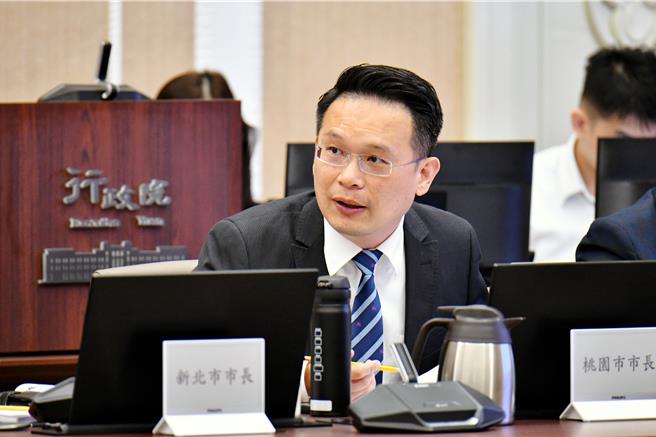 桃园市副市长苏俊宾19日参加行政院院会肯定中央亲海文化，但也戳破环境部称海废下降7成的说法。(行政院提供／蔡依珍桃园传真)