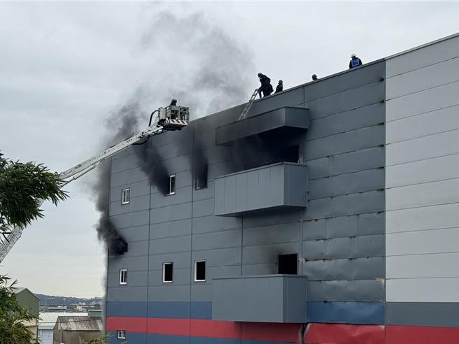 消防人员持续救援中。（潘虹恩摄）