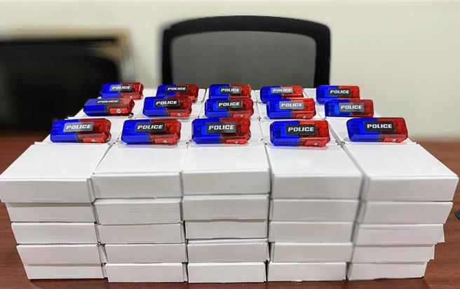 蘆竹警為守護民眾生命安全，於轄內公園、河濱步道、郊區道路、捷運軌道下方沿線人行步道等民眾運動場所發放LED警示肩燈。（蘆竹警分局提供）