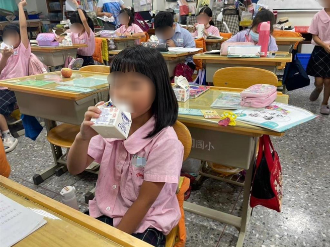 配合班班喝鲜奶政策，嘉义市本学期陆续配送各国小，图为小朋友喝鲜奶。（嘉市府提供／廖素慧嘉市传真）