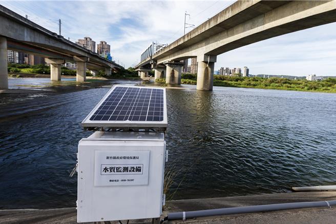 縣環保局2022年7月在興隆大橋下方的隆恩堰自來水取水口前，設置固定式水質監測設備，2年多來未發現頭前溪水質異常或汙染情形。（羅浚濱攝）