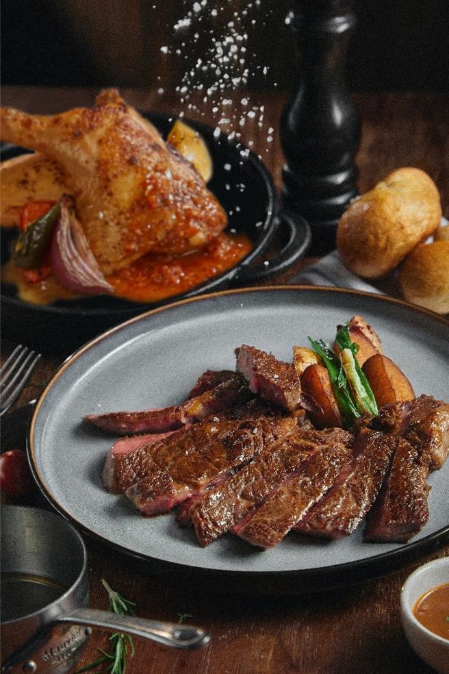 新光三越台北信义新天地A9 6F MUCHOYAKI，美国顶级纽约客牛排 12 OZ 2480元。（新光三越提供）