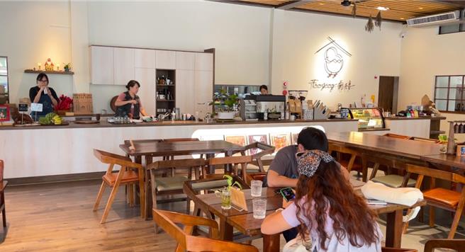 「脱线牧场」室内空间设计别出心裁，成功吸引年轻族群及背包客。（民眾提供／萧嘉蕙台东传真）