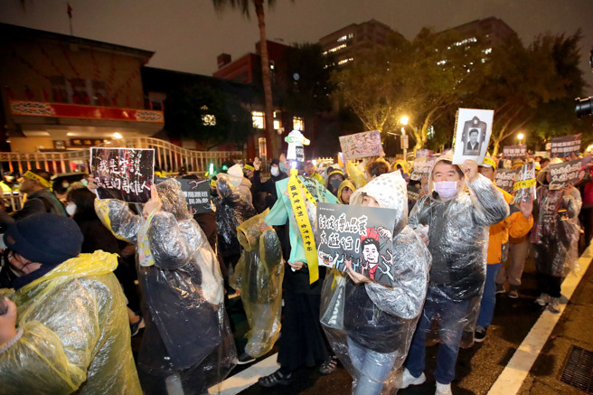 国民党日前以封锁会议室的方式，不让民进党立委进入开会，闭门会议3分钟硬闯《选罢法》，20日将在院会力拼三读通过。经济民主连合等民间团体19日晚间举行「讨伐傅昆萁大游行」，数千位民眾聚集在立法院旁，高喊「傅昆萁总召下台」、「三大争议法案退回委员会逐条审查」、「回復国会合议制民主秩序」等5大诉求。（黄世麒摄）