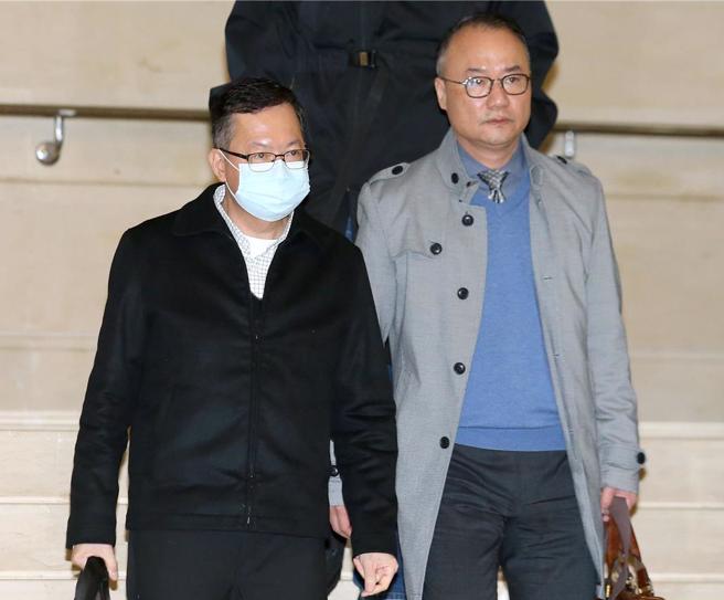 郑文灿（左起）在律师陈永来陪同下出庭应讯，庭讯结束后面对媒体询问两人不发一语。（范扬光摄）